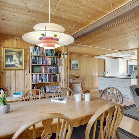 4 Bedroom Gorgeous In 度假居 布拉万德